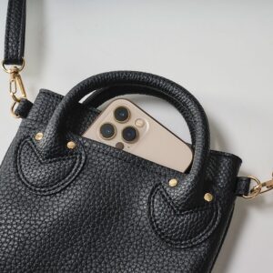 2023年3月発売セブンイレブン限定YOUNG & OLSEN The DRYGOODS STOREムック本付録のスマホショルダーBAG ブラック使用例