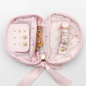 ローソン限定ムック本Maison de FLEUR Ribbon Accessory Case Bookの使用例