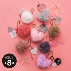 大人気ブランド「JILL by JILL STUART(ジル バイ ジルスチュアート)」からチャームセットが登場! ラインナップは全8種類。ファーチャームとロゴのアクリルチャーム×2の豪華3点セット。 さらに、アタリにはパールのリボンチャームつき。